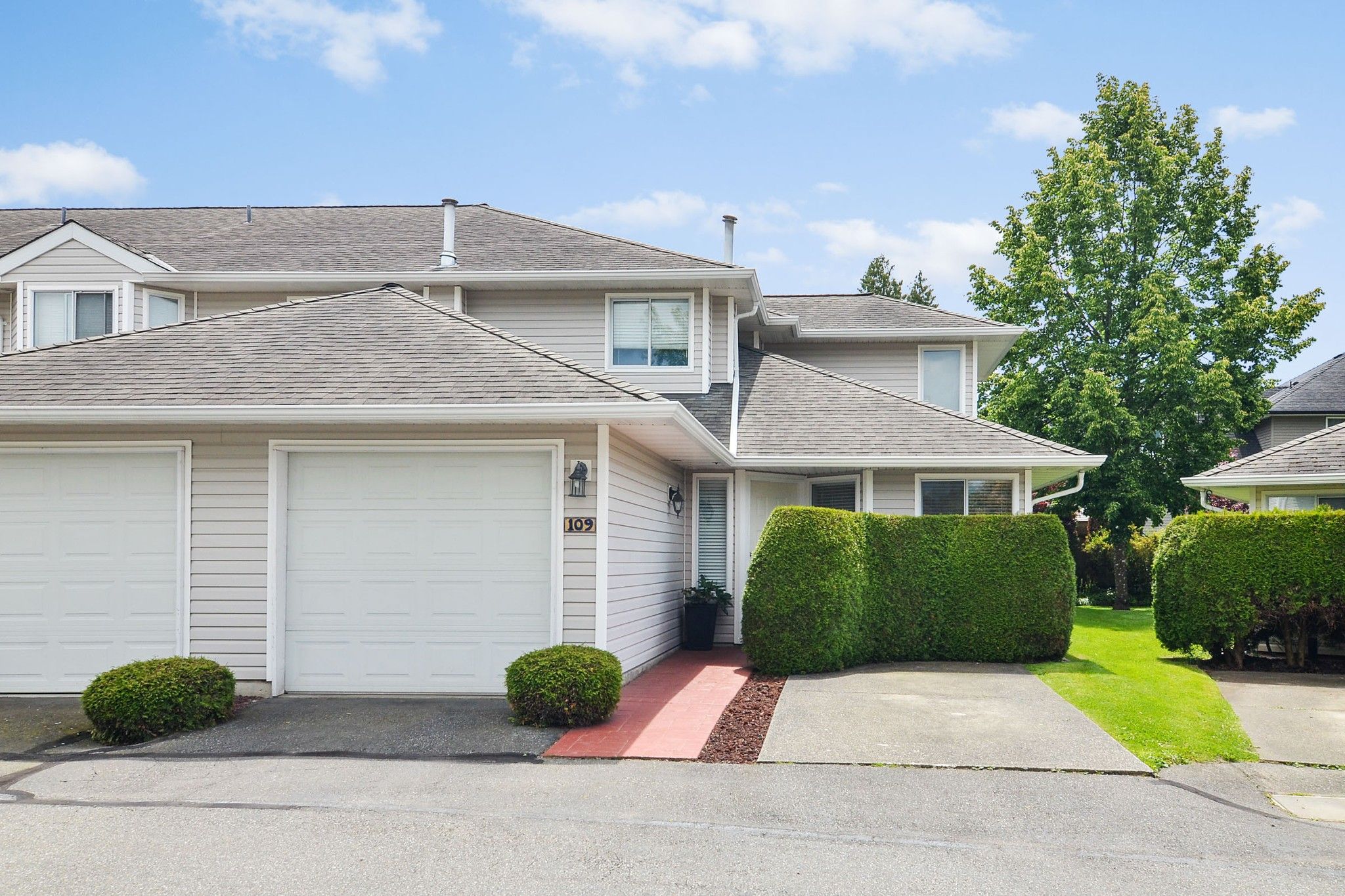Main Photo: 109 21928 48 Avenue in Langley: Murrayville Townhouse for sale in "MURRAYVILLE GLEN" : MLS®# R2698941