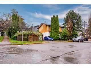 Photo 3: 668 E 20TH Avenue in Vancouver: Fraser VE Duplex for sale (Vancouver East)  : MLS®# R2695672