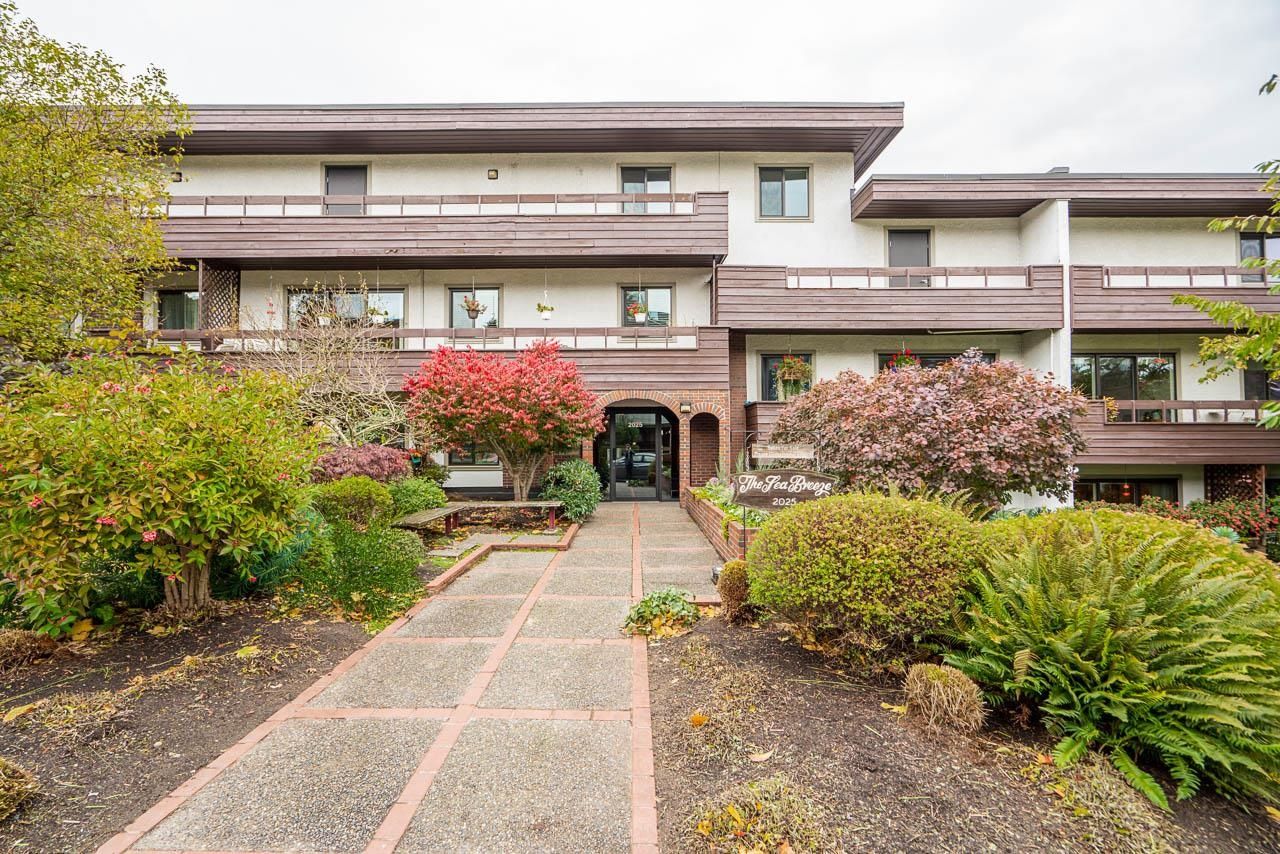 Main Photo: 214 2025 W 2ND Avenue in Vancouver: Kitsilano Condo for sale in "The Seabreeze" (Vancouver West)  : MLS®# R2737180