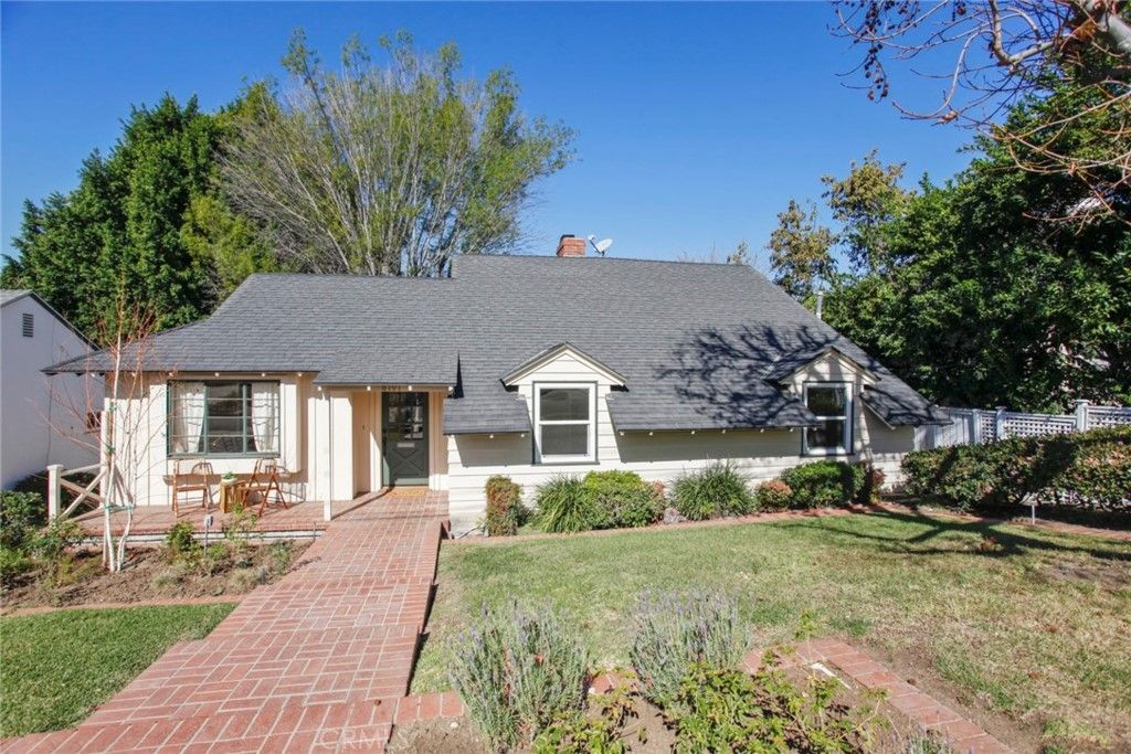 It's a pleasure to find a home that been loved & cared for! You'll love this honest to goodness tight-knit neighborhood located north of Mar Vista at the top of Ocean View Avenue. Wide tree lined streets & well maintained yards evoke the charm of bygone d