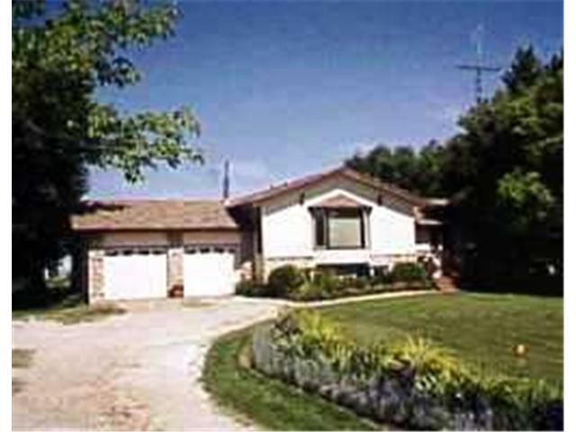 Main Photo: 1087 BREEZY POINT Road in SELKIRK: Clandeboye / Lockport / Petersfield Residential for sale (Winnipeg area)  : MLS®# 2209581