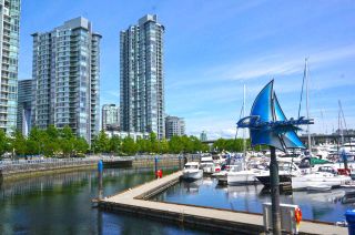 Photo 1: 39 1088 MARINASIDE Crescent in Vancouver: Yaletown Condo for sale in "QUAYSIDE MARINA" (Vancouver West)  : MLS®# R2449993