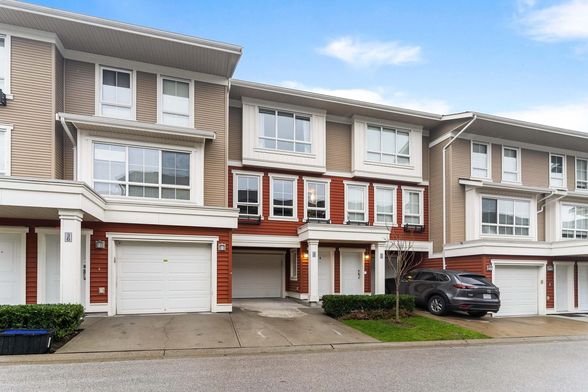 Main Photo: 35 19505 68A Avenue in Surrey: Clayton Townhouse for sale in "Clayton Rise" (Cloverdale)  : MLS®# R2747660