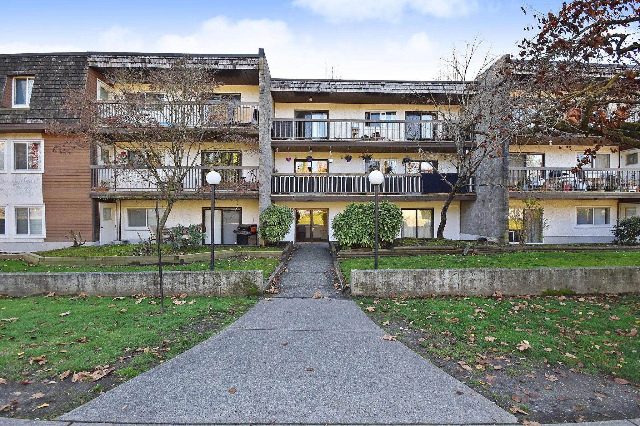 Main Photo: 311 33870 FERN Street in Abbotsford: Central Abbotsford Condo for sale in "Fernwood Manor" : MLS®# R2420512