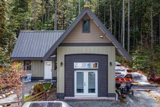 Photo 3: 1050 S RUSTAD Road in Squamish: Upper Squamish House for sale : MLS®# R2683716