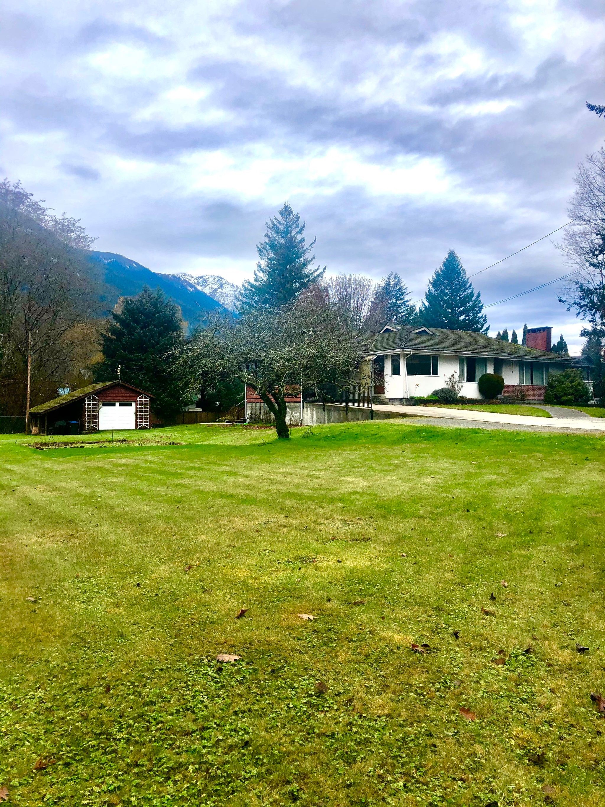 Main Photo: 41717 Governent Road in Squamish: Brackendale House for sale : MLS®# R2513183