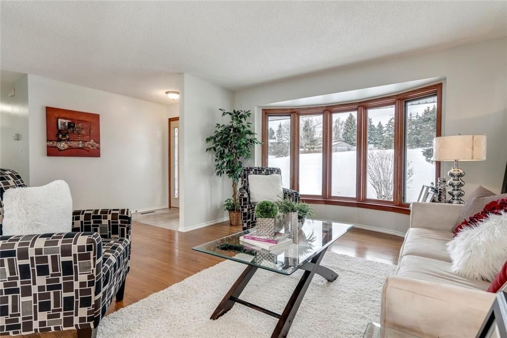 Photo 7: Photos: 936 TRAFFORD Drive NW in Calgary: Thorncliffe Detached for sale : MLS®# C4219404