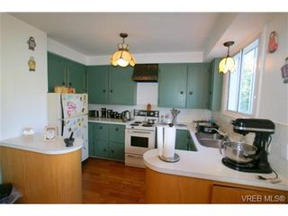 Photo 6: 553 Raynor Ave in VICTORIA: VW Victoria West Triplex for sale (Victoria West)  : MLS®# 683151