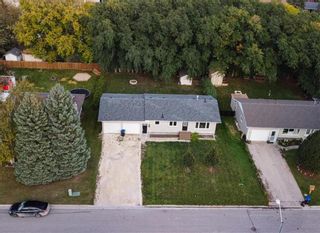 Photo 2: 70 Coral Crescent in Steinbach: Meadows Residential for sale (R16)  : MLS®# 202324547