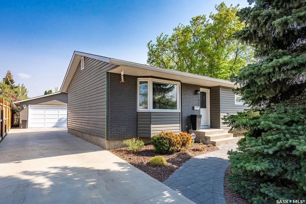 Main Photo: 102 Churchill Drive in Saskatoon: River Heights SA Residential for sale : MLS®# SK930063