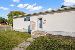 Photo 2: 9 Veronica Bay in Winnipeg: West Kildonan Residential for sale (4D)  : MLS®# 202325540