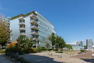 Photo 2: 301 151 ATHLETES Way in Vancouver: False Creek Condo for sale in "Canada House on the Water" (Vancouver West)  : MLS®# R2301154