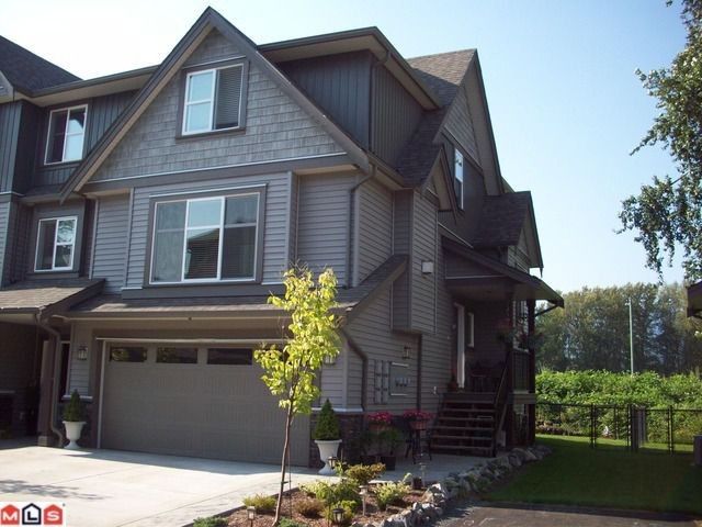 Main Photo: 33 45085 WOLFE Road in Chilliwack: Chilliwack W Young-Well Condo for sale : MLS®# H1202950