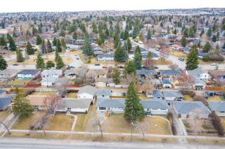 Photo 2: 2027 37 Street SW in Calgary: Glendale Detached for sale : MLS®# A1093610