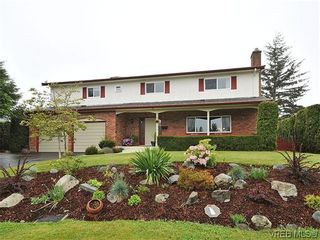 Photo 1: 1895 Hillcrest Ave in VICTORIA: SE Gordon Head House for sale (Saanich East)  : MLS®# 641305