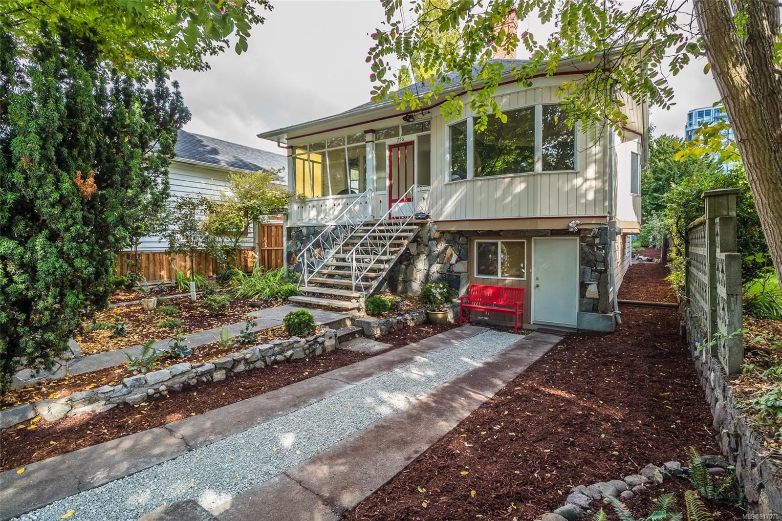 Main Photo: 256 Superior St in Victoria: Vi James Bay House for sale : MLS®# 917575