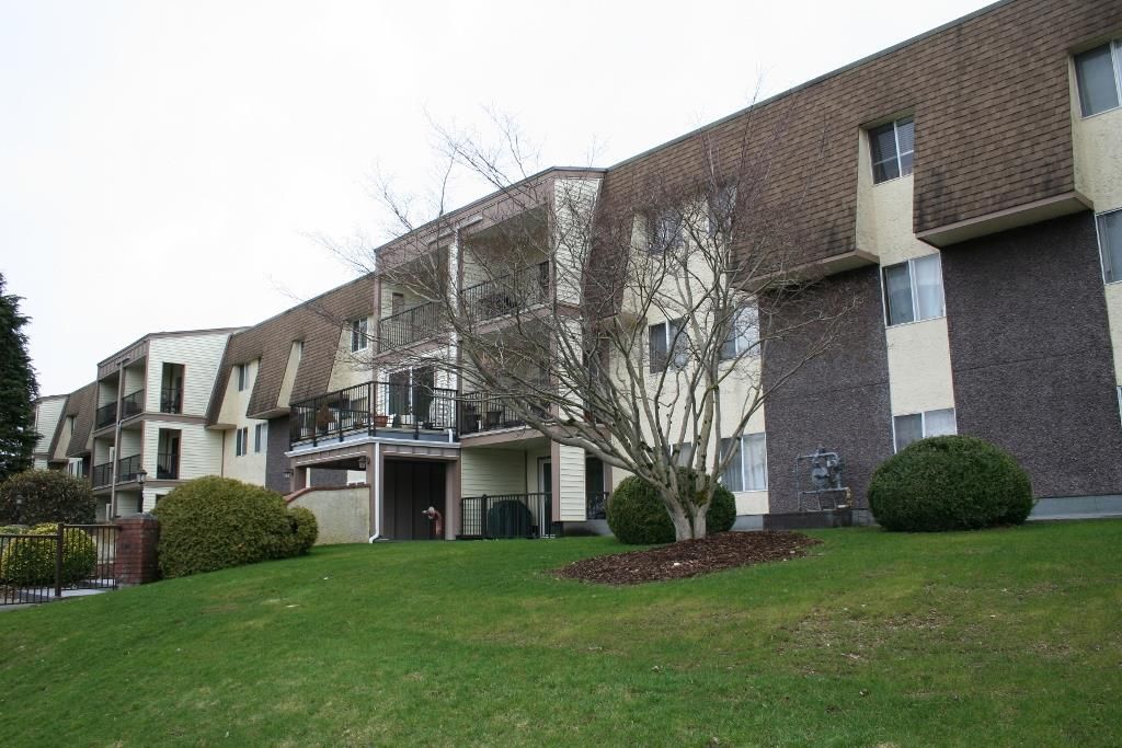 Main Photo: 102 2821 TIMS Street in Abbotsford: Abbotsford West Condo for sale in "Parkview Place" : MLS®# R2147601