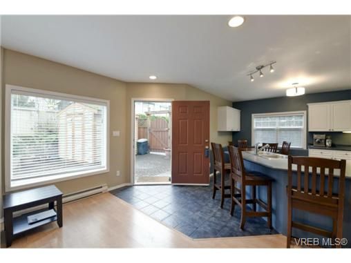Main Photo: 846 Finlayson St in VICTORIA: Vi Mayfair Half Duplex for sale (Victoria)  : MLS®# 725172