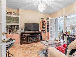 Photo 2: 654 Crawford Street in Toronto: Palmerston-Little Italy House (2 1/2 Storey) for sale (Toronto C01)  : MLS®# C8230282