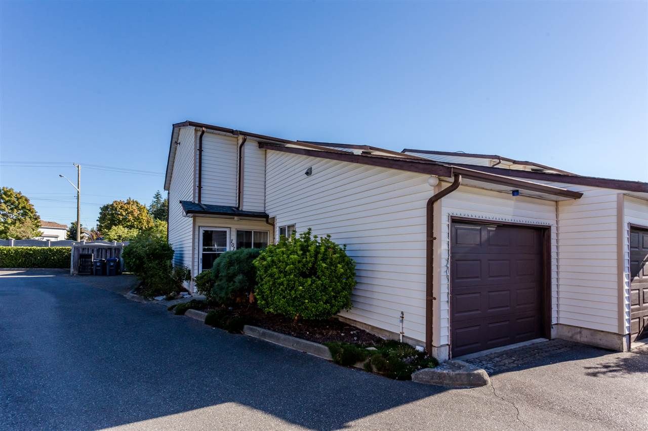 Main Photo: 101 15529 87A Avenue in Surrey: Fleetwood Tynehead Townhouse for sale in "Evergreen Estates" : MLS®# R2110362