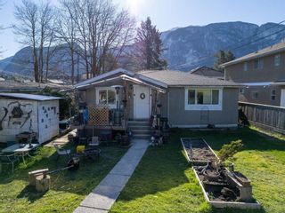 Photo 2: 37986 SIXTH Avenue in Squamish: Downtown SQ House for sale : MLS®# R2787183
