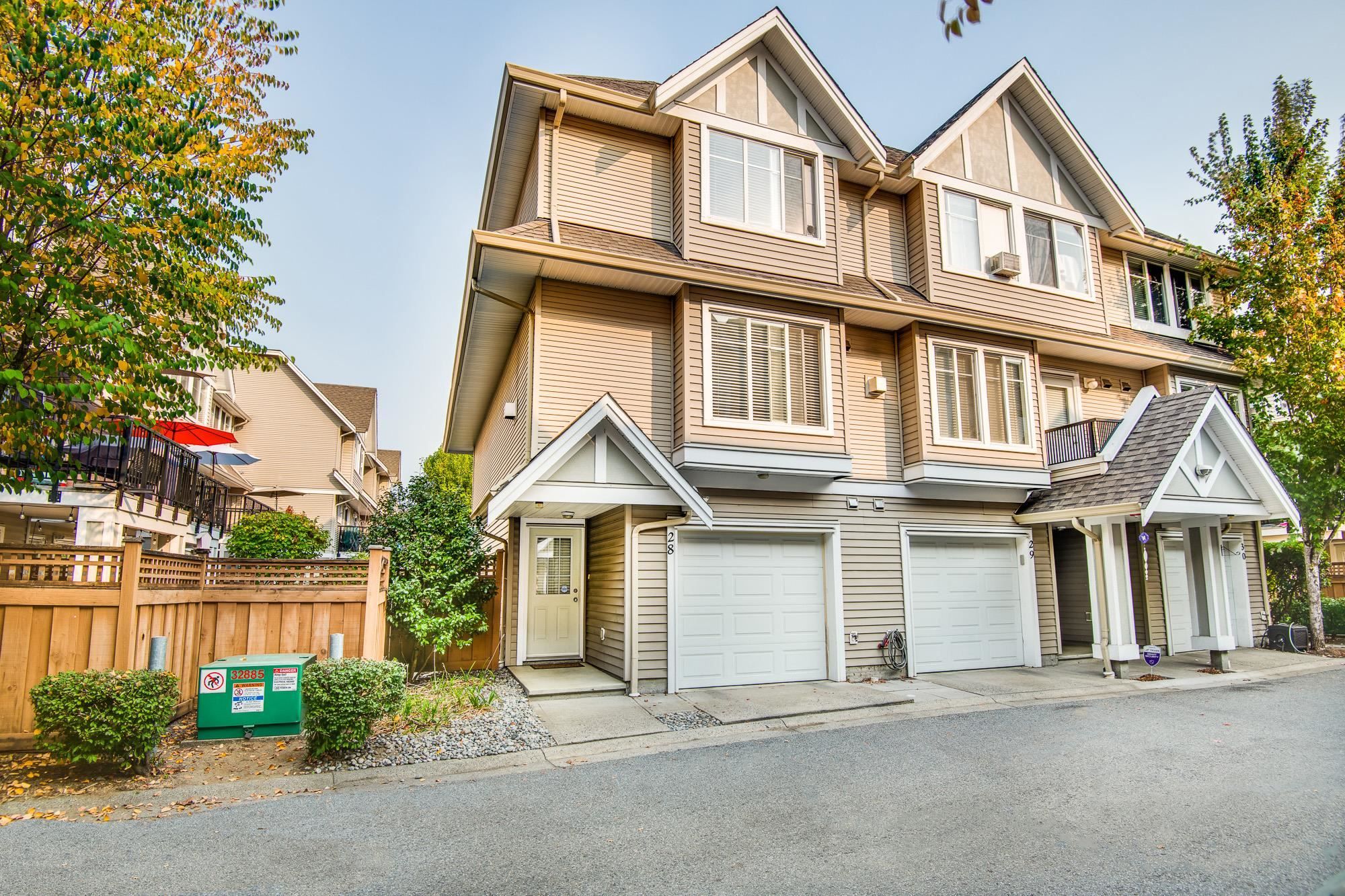 Main Photo: 28 19141 124 Avenue in Pitt Meadows: Mid Meadows Townhouse for sale in "Meadowview Estates" : MLS®# R2732476
