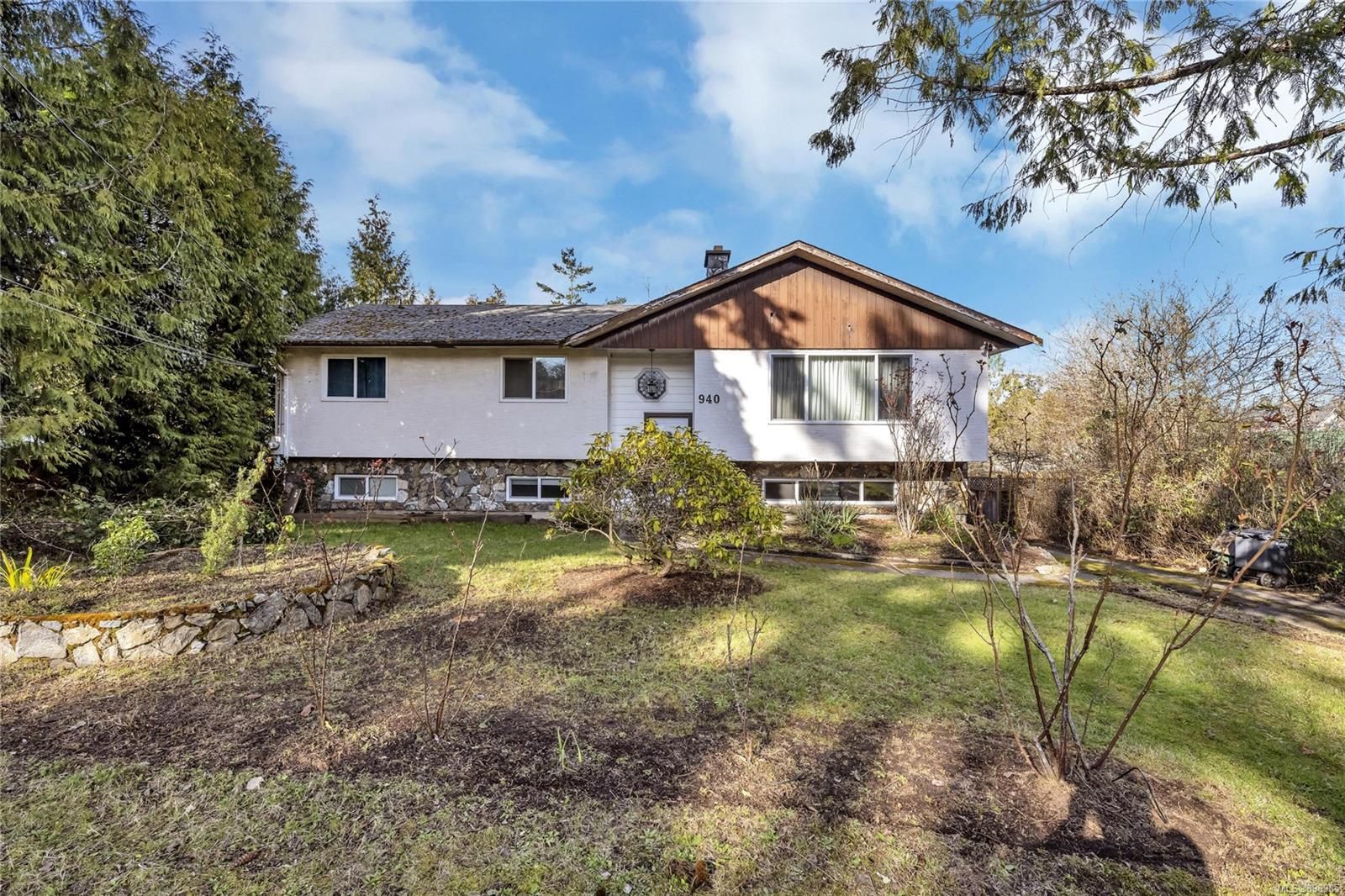 Main Photo: 940 Violet Ave in Saanich: SW Marigold House for sale (Saanich West)  : MLS®# 896985