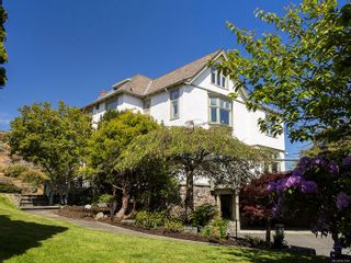 Photo 1: 454 Newport Ave in Oak Bay: OB South Oak Bay House for sale : MLS®# 951565
