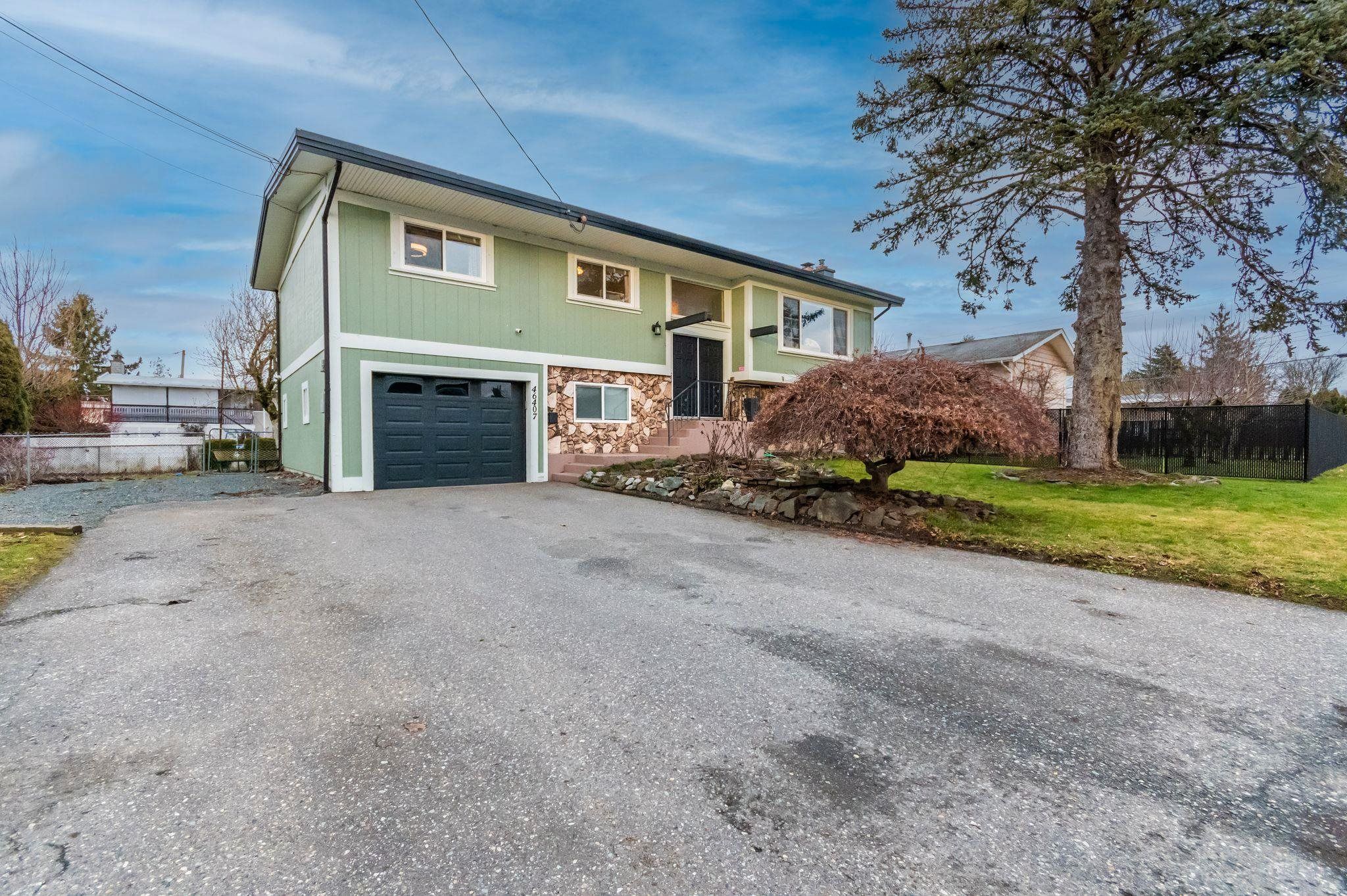 Main Photo: 46407 TOPLEY Avenue in Chilliwack: Fairfield Island House for sale : MLS®# R2748310