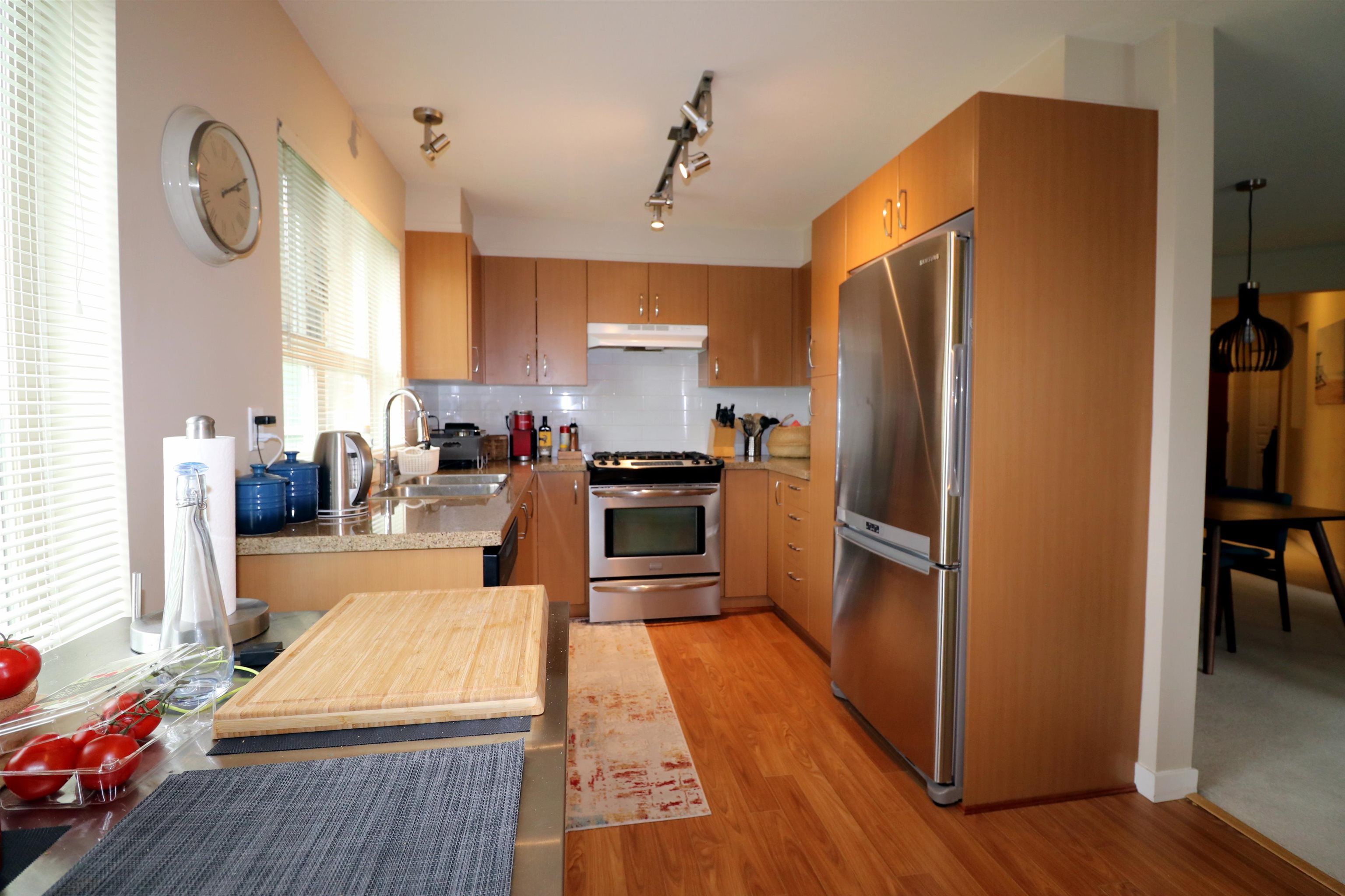 Photo 6: Photos: 215 3105 LINCOLN Avenue in Coquitlam: New Horizons Condo for sale : MLS®# R2694856