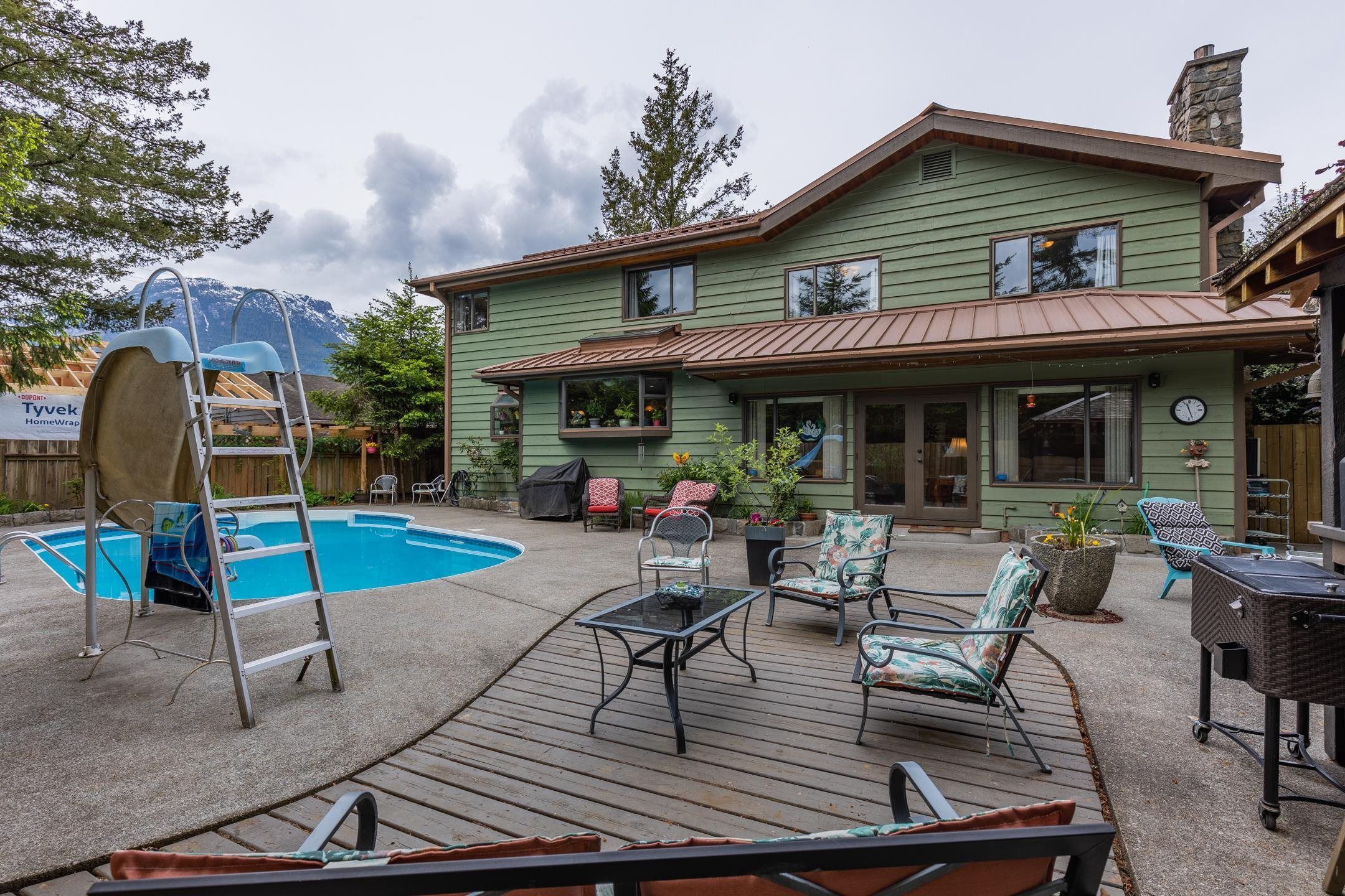 Main Photo: 2130 PARKWAY Road in Squamish: Garibaldi Estates House for sale in "Garibaldi Estates" : MLS®# R2692698