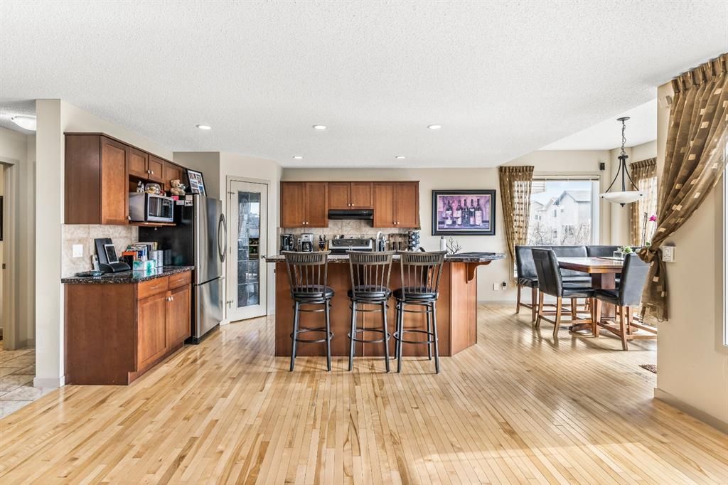 Photo 5: Photos: 91 Cougarstone Court SW in Calgary: Cougar Ridge Detached for sale : MLS®# A1198852