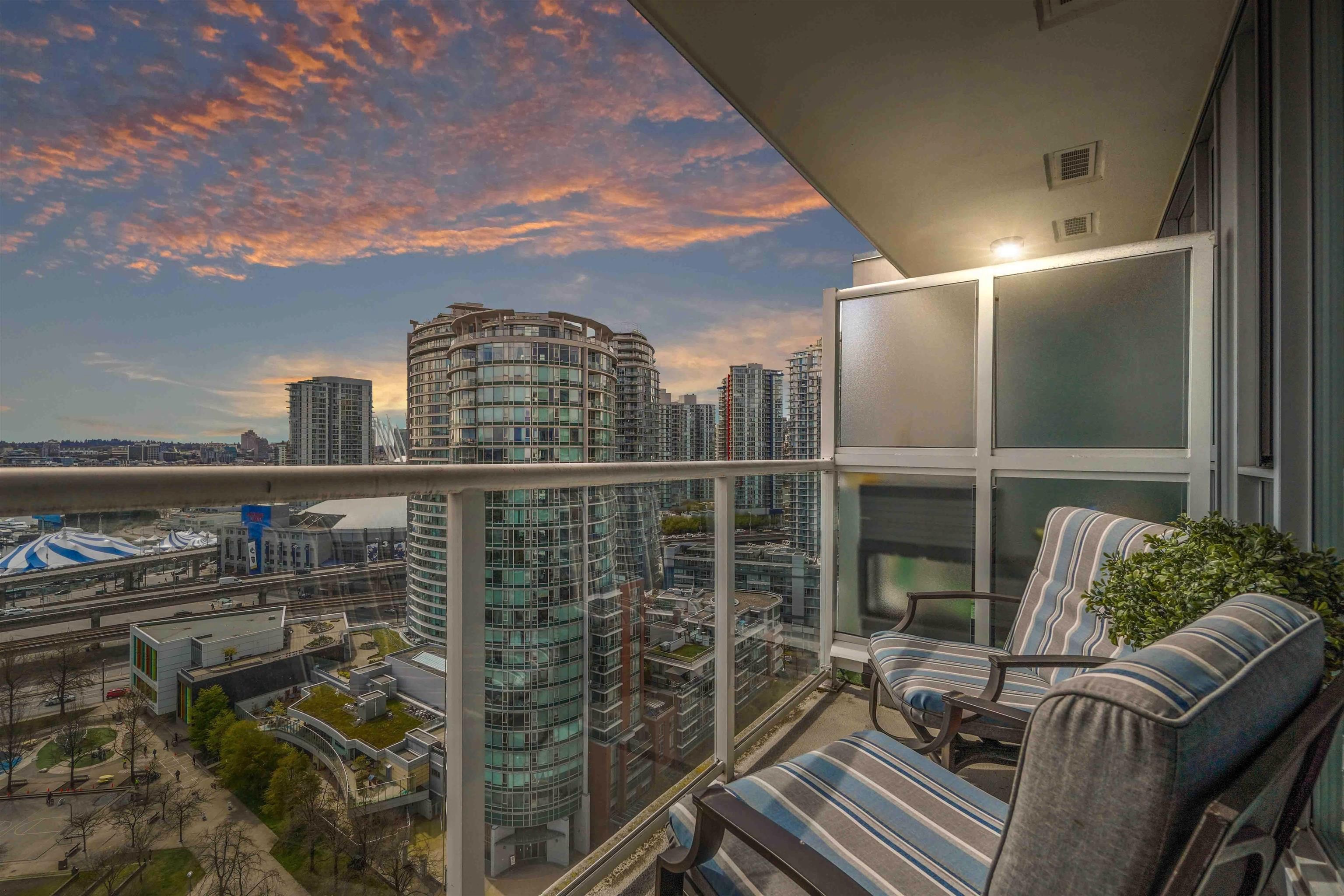 Main Photo: 2309 550 TAYLOR STREET in Vancouver: Downtown VW Condo for sale (Vancouver West)  : MLS®# R2678242