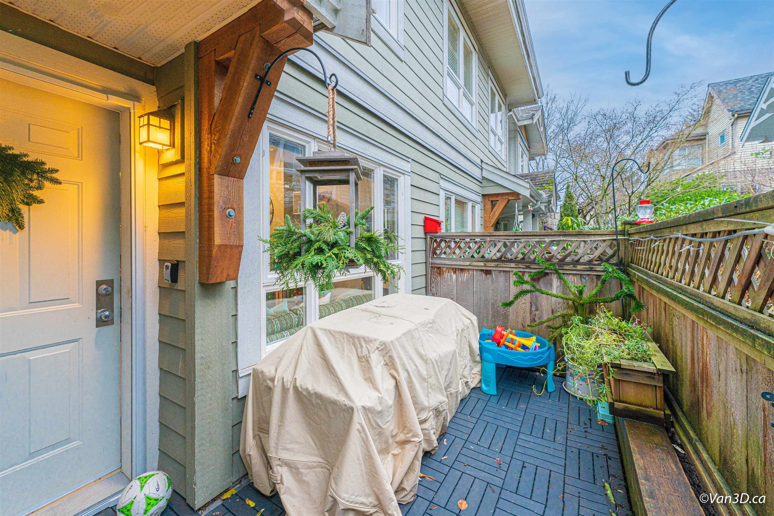 Main Photo: 13 915 TOBRUCK Avenue in North Vancouver: Mosquito Creek Townhouse for sale : MLS®# R2639820