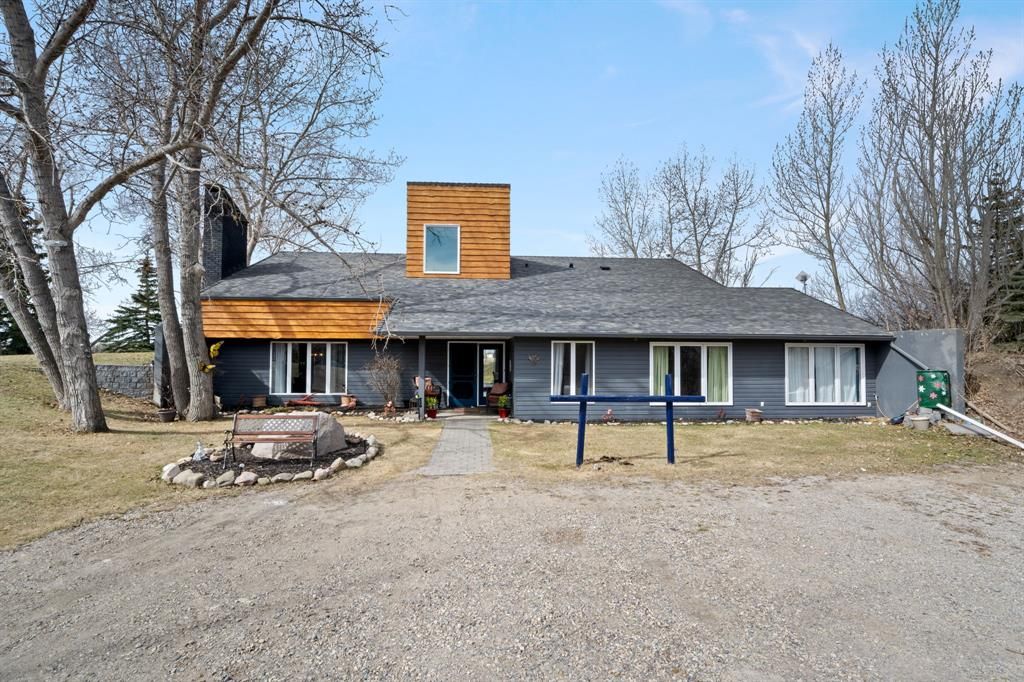 Main Photo: 323 Shore Drive in Rural Rocky View County: Rural Rocky View MD Detached for sale : MLS®# A2042870