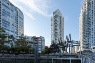 Main Photo: 802 1201 MARINASIDE Crescent in Vancouver: Yaletown Condo for sale (Vancouver West)  : MLS®# R2847314
