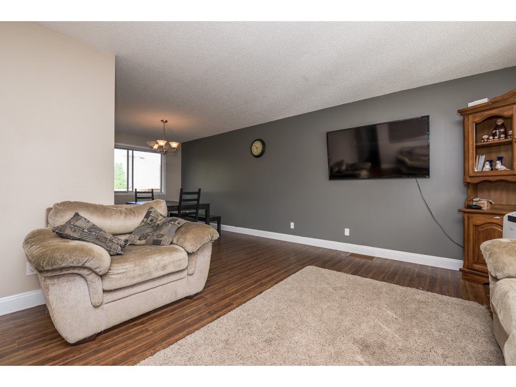 Photo 4: Photos: 6225 DUNDEE Place in Sardis: Sardis West Vedder Rd House for sale : MLS®# R2104805