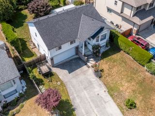 Photo 2: 7957 GRAND Street in Mission: Mission BC House for sale : MLS®# R2793500