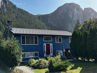 Photo 1: 38320 FIR Street in Squamish: Valleycliffe House for sale : MLS®# R2834514