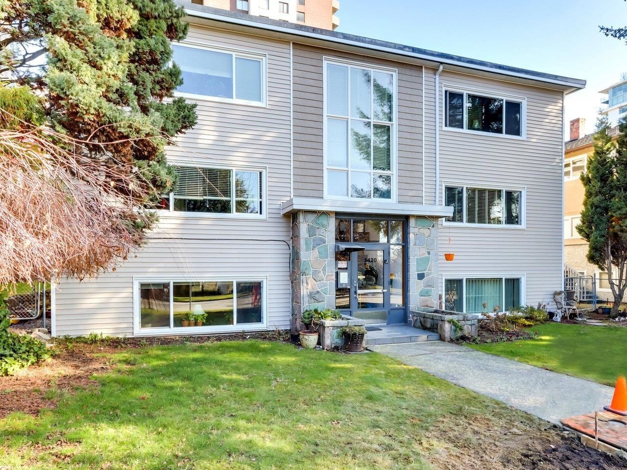 Main Photo: 1 1420 CHESTERFIELD Avenue in North Vancouver: Central Lonsdale Condo for sale in "SUNDALE" : MLS®# R2753160