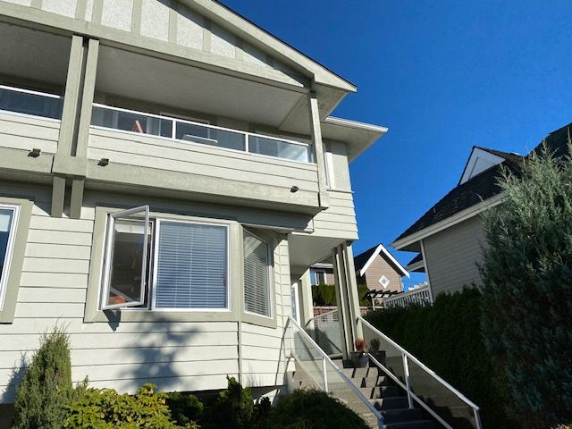 Photo 2: Photos: Upper 274 E.5th St. in North Vancouver: Lower Lonsdale Fourplex for rent