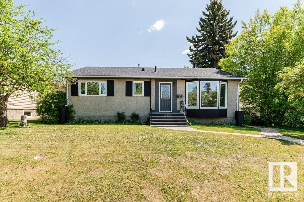 Photo 1: Photos: 10675 65 Street in Edmonton: Zone 19 House for sale : MLS®# E4297855