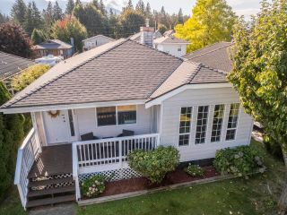 Photo 4: 1820 WILLOW Crescent in Squamish: Garibaldi Estates House for sale : MLS®# R2728082