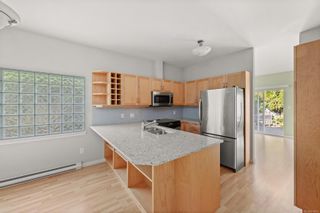 Photo 2: 1967 Polo Park Crt in Central Saanich: CS Saanichton Row/Townhouse for sale : MLS®# 914885