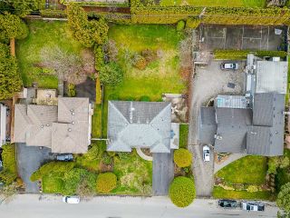 Photo 4: 7949 BURNLAKE Drive in Burnaby: Government Road House for sale in "Government Road Area" (Burnaby North)  : MLS®# R2753354