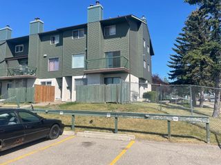 Photo 2: 11 2511 38 Street NE in Calgary: Rundle Row/Townhouse for sale : MLS®# A1244613