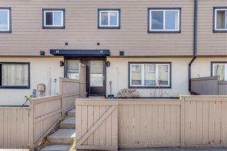 Photo 3: 67 3809 45 Street SW in Calgary: Glenbrook Row/Townhouse for sale : MLS®# A2061132