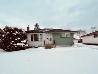 Photo 1: 81 Crestwood Crescent in Winnipeg: Niakwa Park Residential for sale (2G)  : MLS®# 202108070