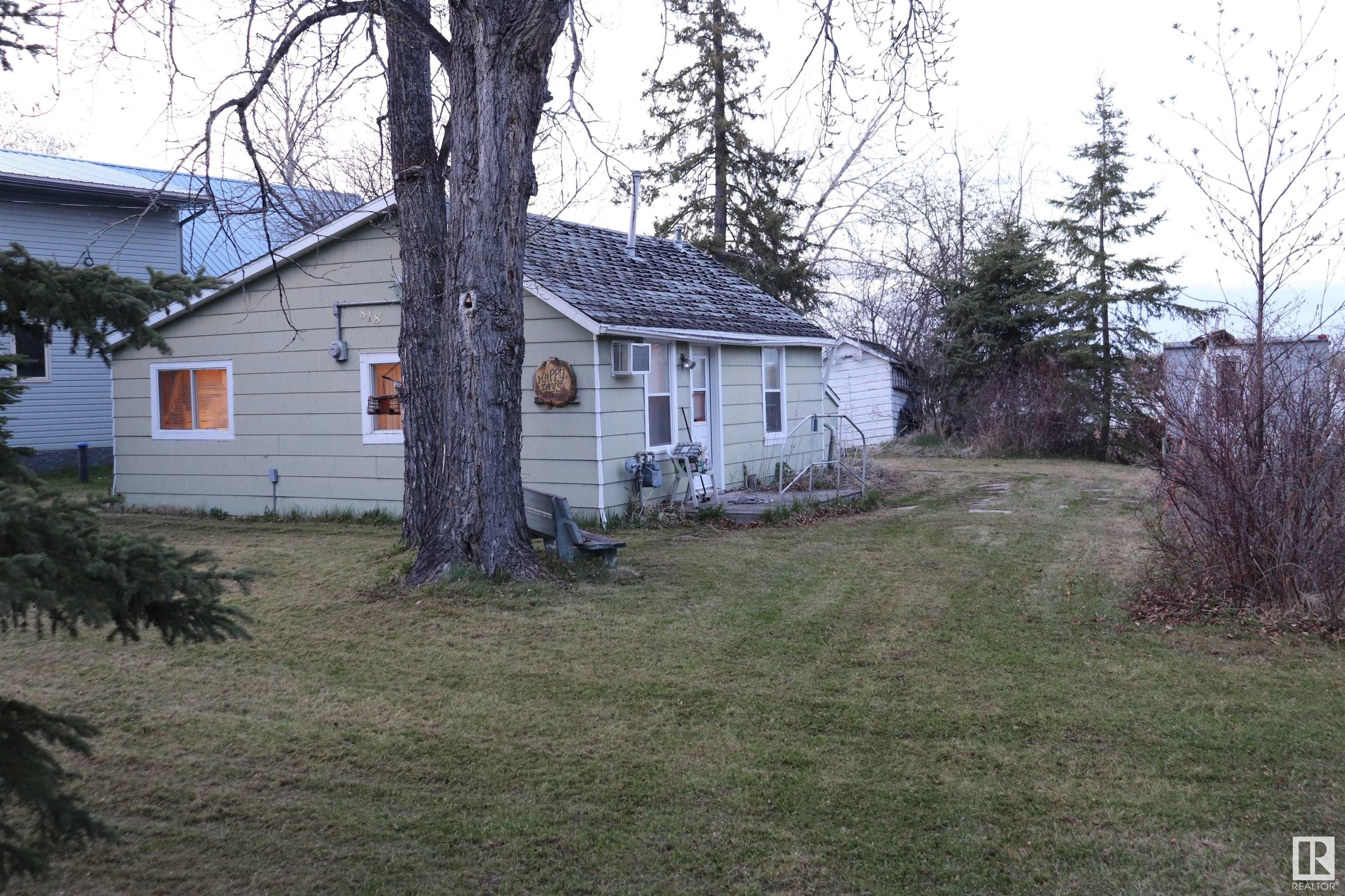 Main Photo: 818 Lakeshore Drive: Rural Wetaskiwin County Cottage for sale : MLS®# E4349211