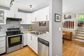 Photo 3: 1646 Myrtle Ave in Victoria: Vi Oaklands Row/Townhouse for sale : MLS®# 877528